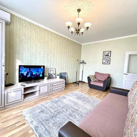 Cozy Three-Room Apartment With Mountain View Алмати Екстер'єр фото