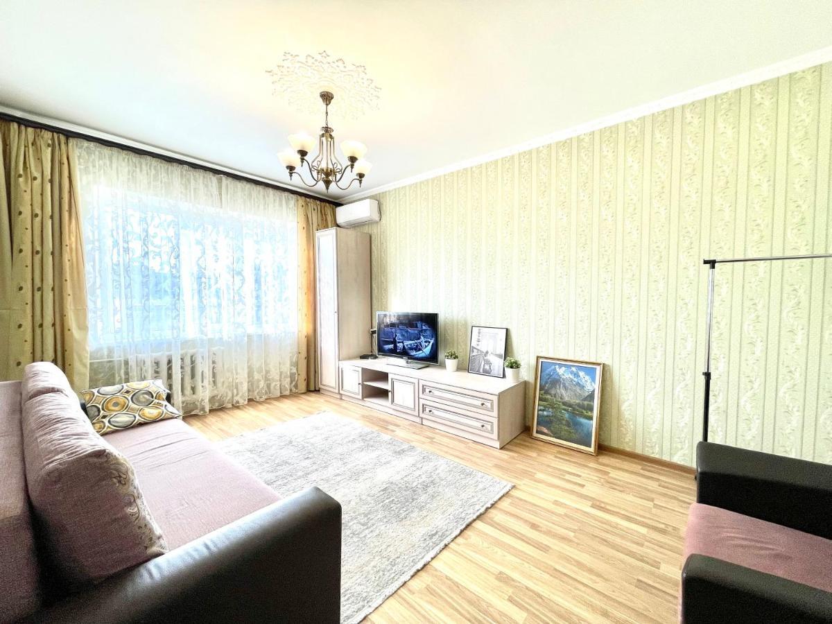 Cozy Three-Room Apartment With Mountain View Алмати Екстер'єр фото